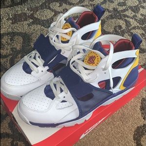 Men’s Nike size 10.5… A few times… Good athletic shoe… box available